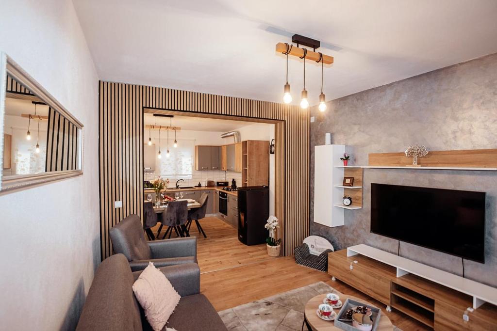 salon z kanapą i telewizorem w obiekcie Apartman Ivana w mieście Zadar