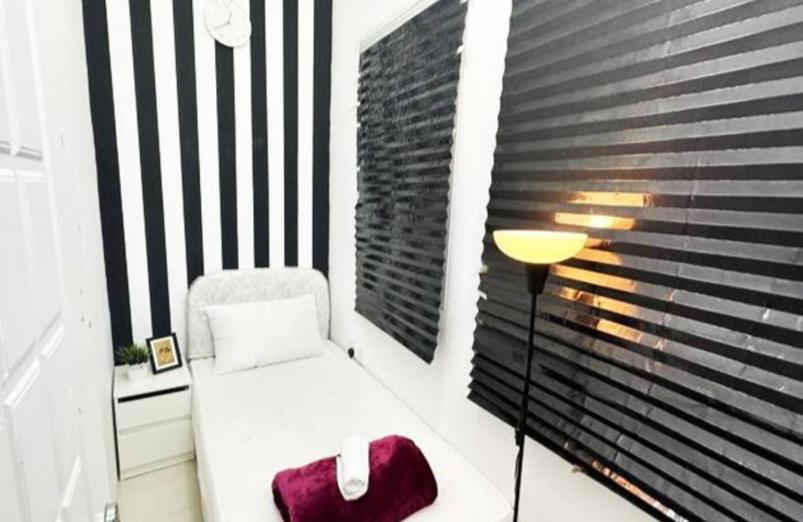 Postel nebo postele na pokoji v ubytování Partitioned Single Room in Al Barsha 1 Near Metro