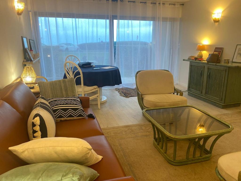 un salon avec un canapé, des chaises et une table dans l'établissement Studio Sunshine, à Le Touquet-Paris-Plage