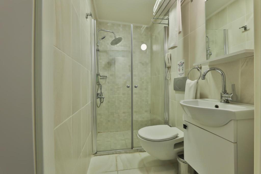 A bathroom at EA Exclusive Hotel