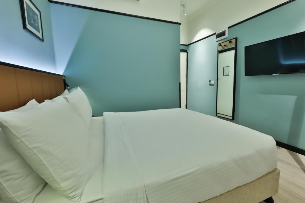 A television and/or entertainment centre at EA Exclusive Hotel