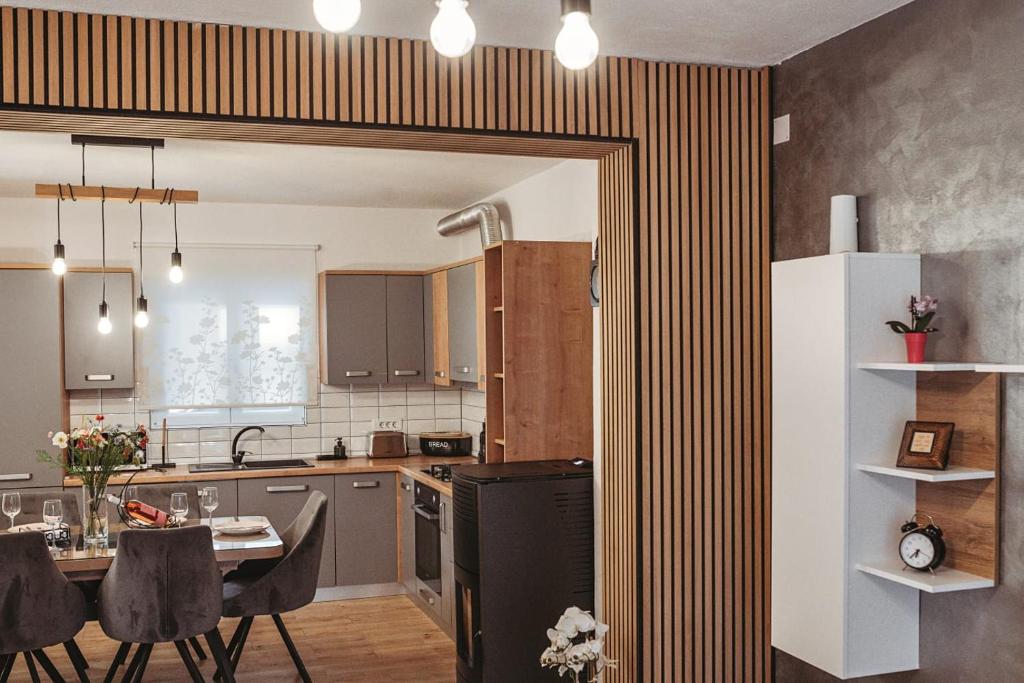Kuchnia lub aneks kuchenny w obiekcie Apartman Ivana