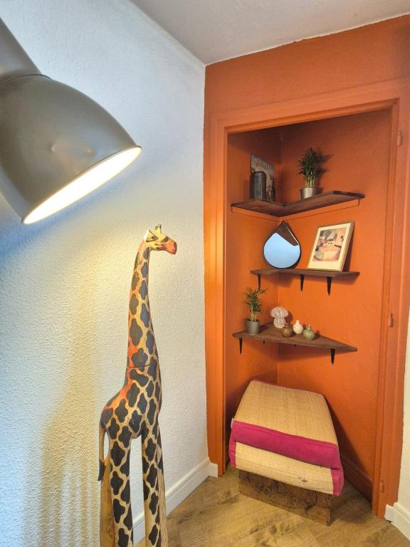 une girafe joueuse debout dans un coin d'une pièce dans l'établissement Le Jean Perche #Hypercentre#Confort, à Clermont-Ferrand