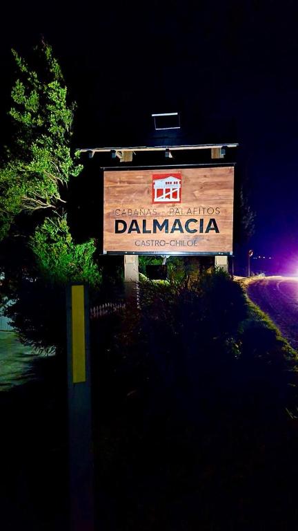 Certificato, attestato, insegna o altro documento esposto da Cabanas Palafitos Dalmacia