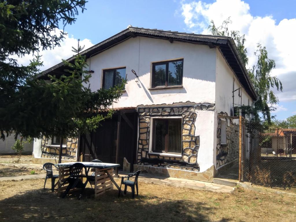a house with a table in front of it at Guest House Poli in Levski