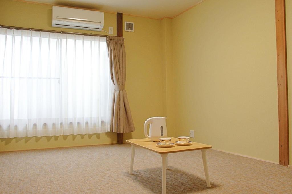 a room with a table in front of a window at Guest House Orange no Kaze - Vacation STAY 01289v in Imabari
