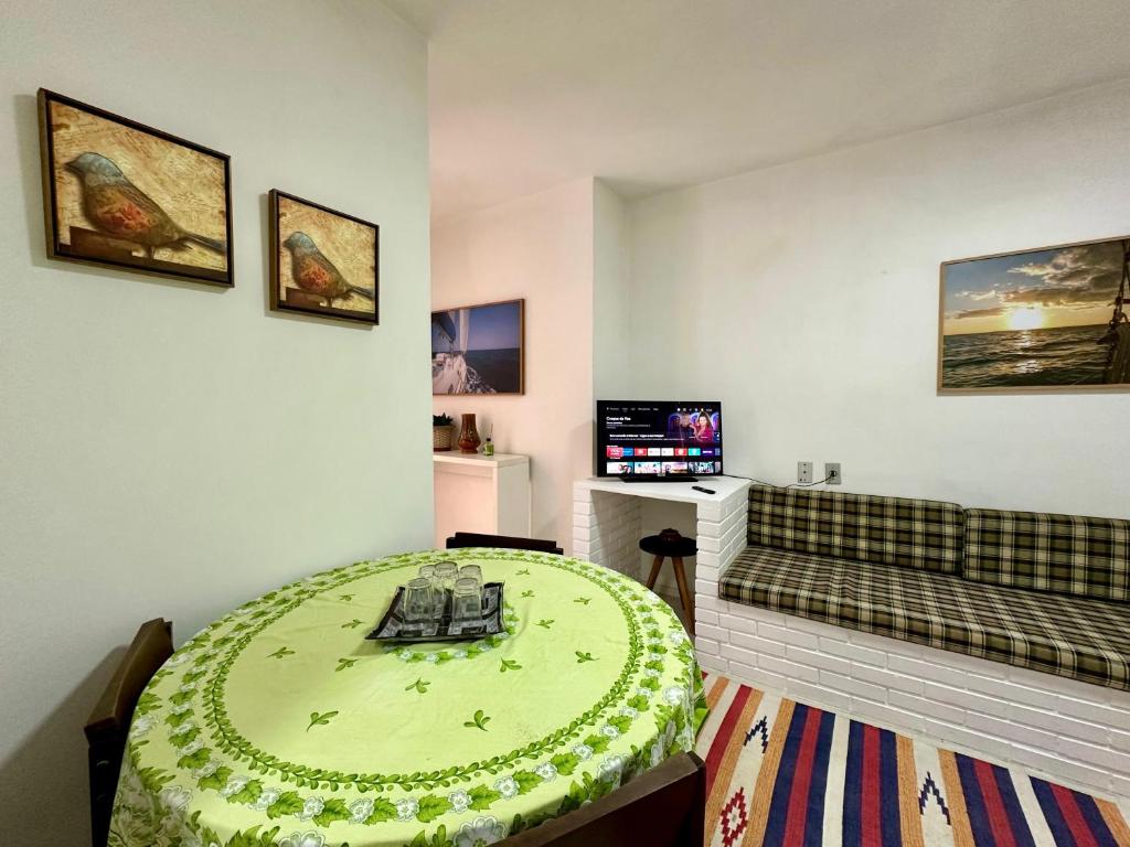 Телевизор и/или развлекательный центр в Aconchegante apartamento 2 quadras do mar
