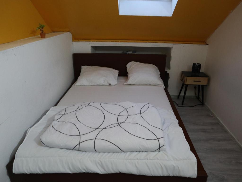Postel nebo postele na pokoji v ubytování Chambre Jaune