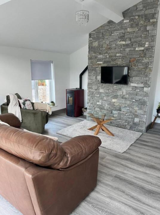 TV a/nebo společenská místnost v ubytování Heirloom Lodge