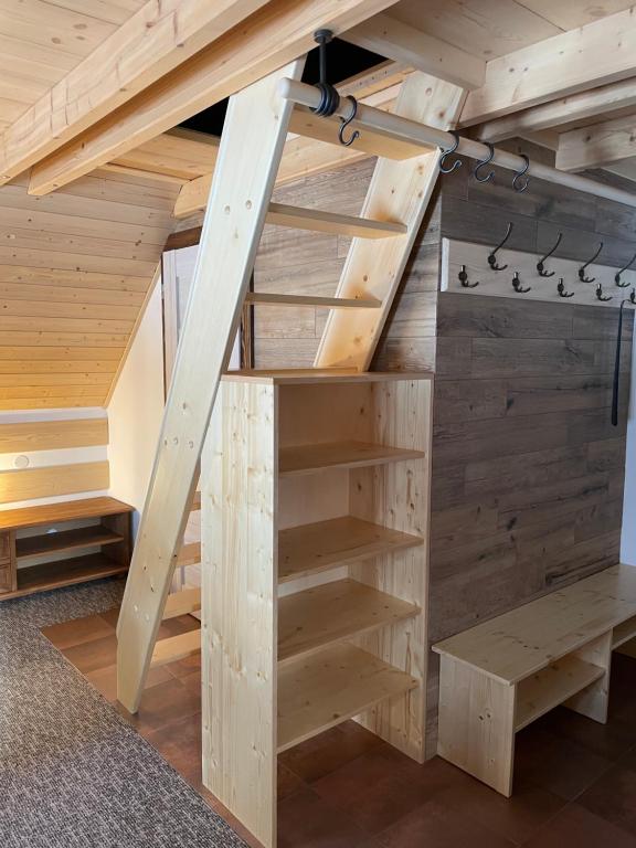 Palanda nebo palandy na pokoji v ubytování Chaloupka