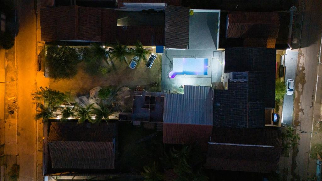 an overhead view of a house with palm trees at Pousada Casa Flor-Aurora -TO in Manhã