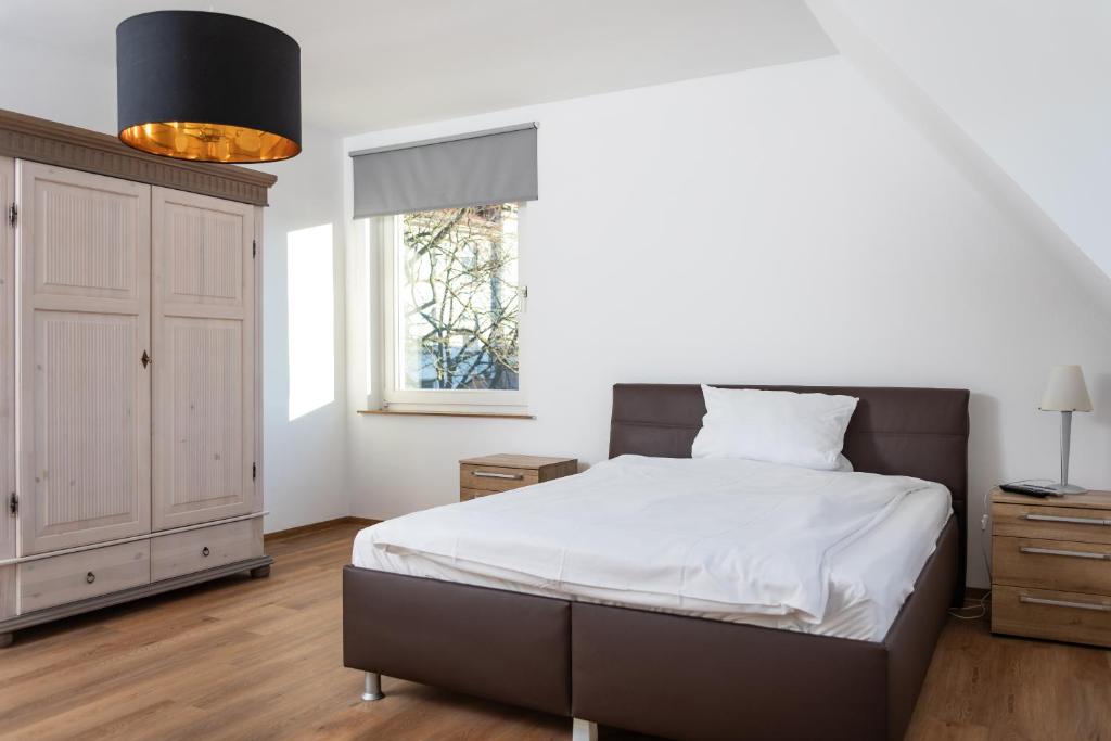 Ένα ή περισσότερα κρεβάτια σε δωμάτιο στο Ferienwohnung Lohstraße - in TA Bildungszentrum und Bahnhofsnähe