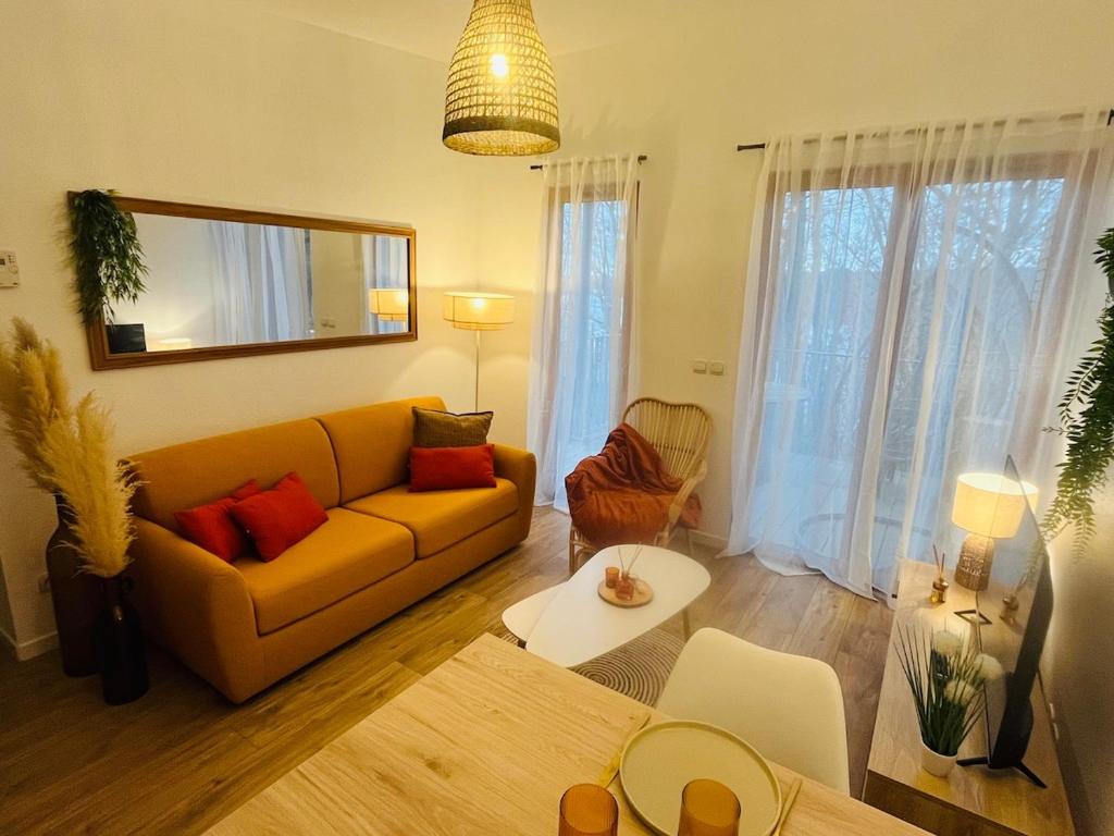 un salon avec un canapé et une table dans l'établissement Les Charmes - C24B, à Eppe-Sauvage