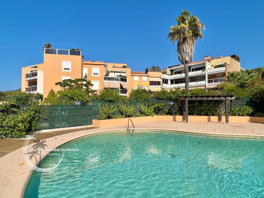 - une piscine en face d'un appartement dans l'établissement La Frégate - Grand Appartement avec vue sur la mer - Piscine, à Carqueiranne