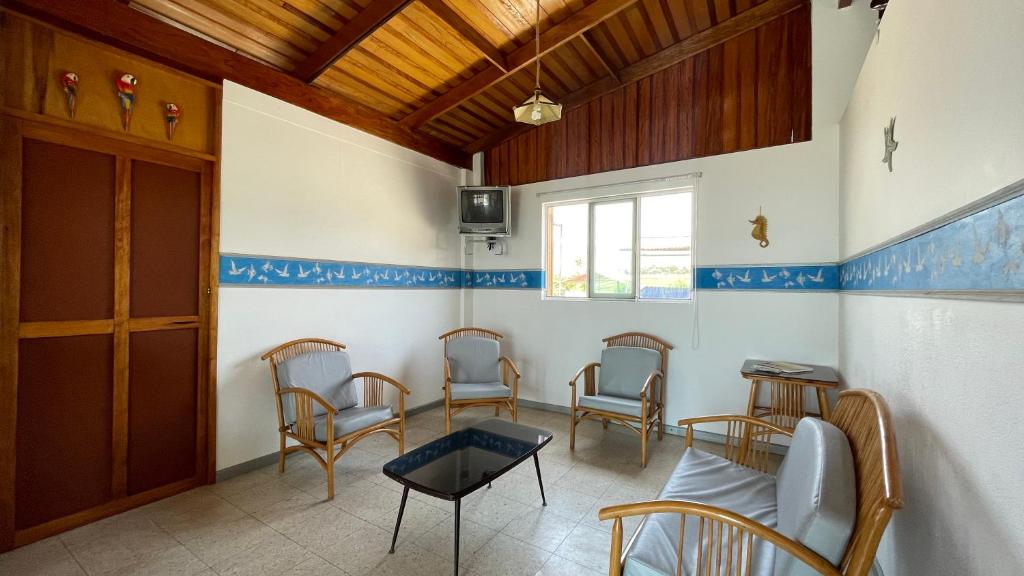 een wachtkamer met stoelen en een tafel bij Mejía CampoMar in Mejia