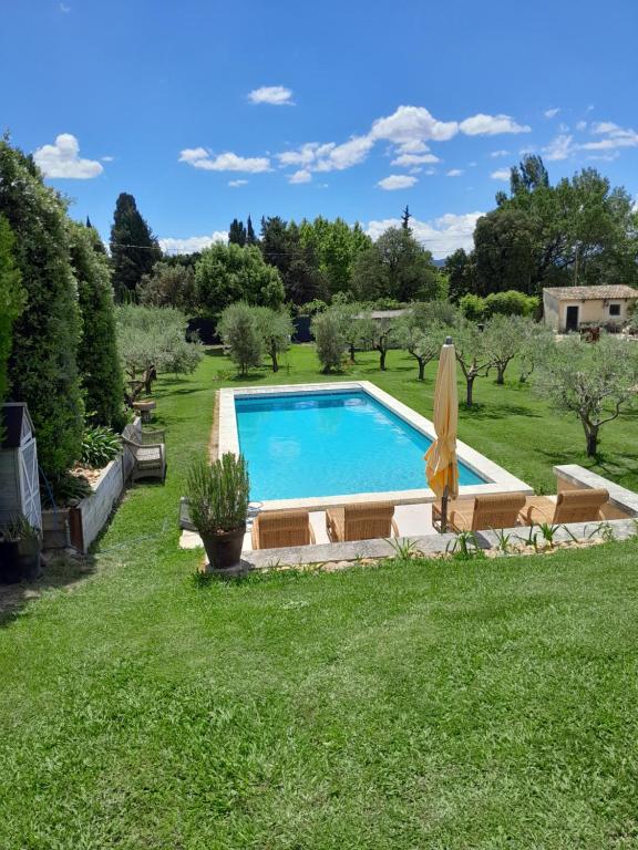 une piscine au milieu d'une cour dans l'établissement La Bartavelle, à Eyragues