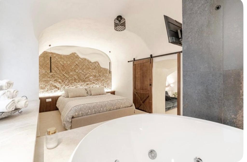 una camera con letto e vasca di Domus Parthenope Deluxe a Napoli