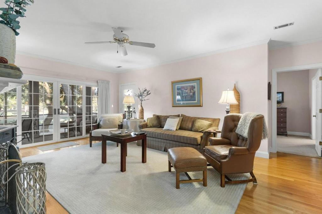 una sala de estar con un sofá y una mesa en Golfers Escape 2 Bedroom 2 and Half Baths, en Pawleys Island