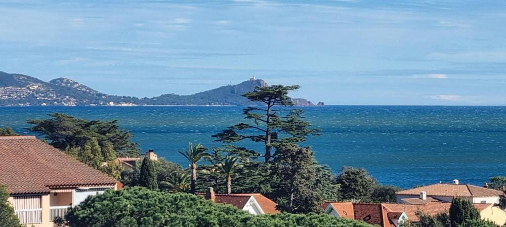 Elle offre une vue sur l'océan et la ville. dans l'établissement Charmant Appartement à St Aygulf, à Fréjus