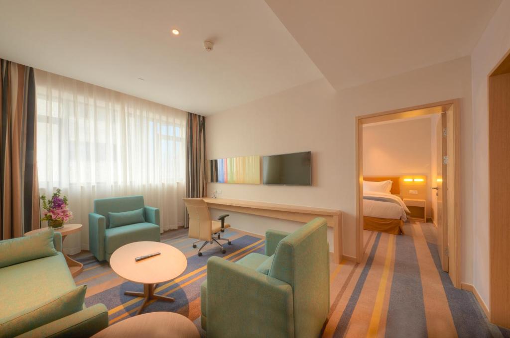 TV a/nebo společenská místnost v ubytování Holiday Inn Express Shanghai Zhenping by IHG