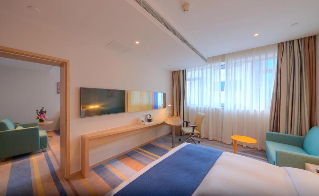 TV a/nebo společenská místnost v ubytování Holiday Inn Express Shanghai Zhenping by IHG