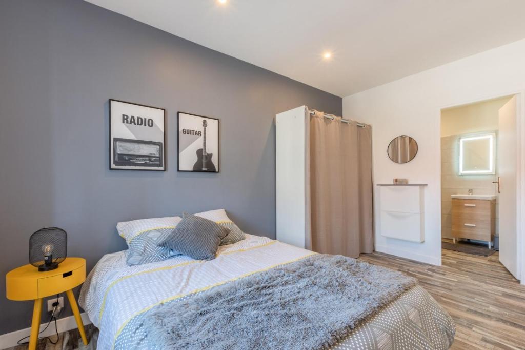 - une chambre avec un lit et une table jaune dans l'établissement La suite Kora, à Tremblay-en-France