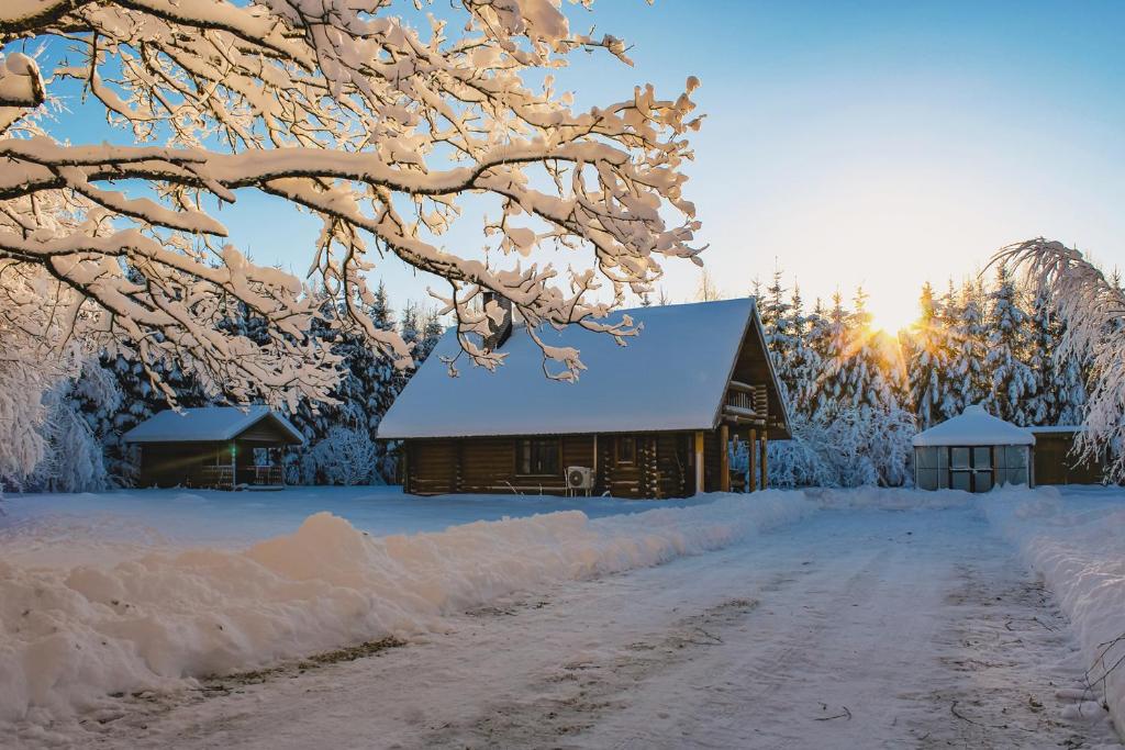 2-bedroom, fenced yard, sauna, 10 min to Pärnu v zimě