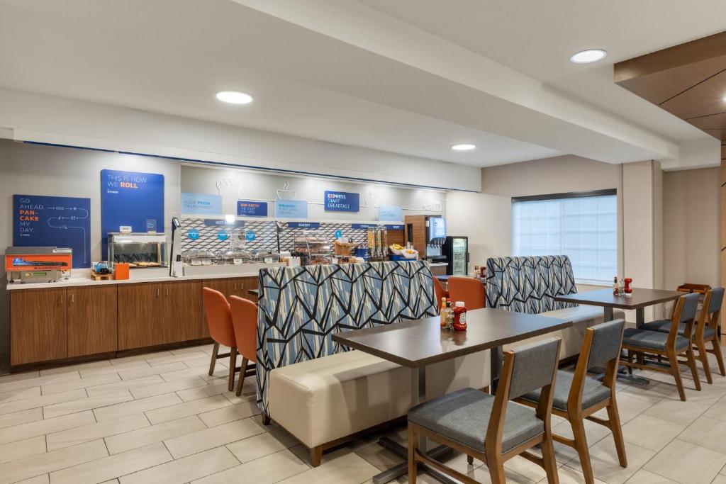 Holiday Inn Express Hotel & Suites Portland - Jantzen Beach by IHG photo