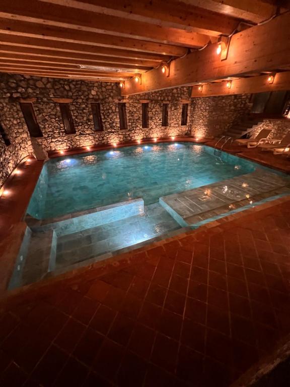 Bazén v ubytování Hotel Kulla e Arte nebo v jeho okolí