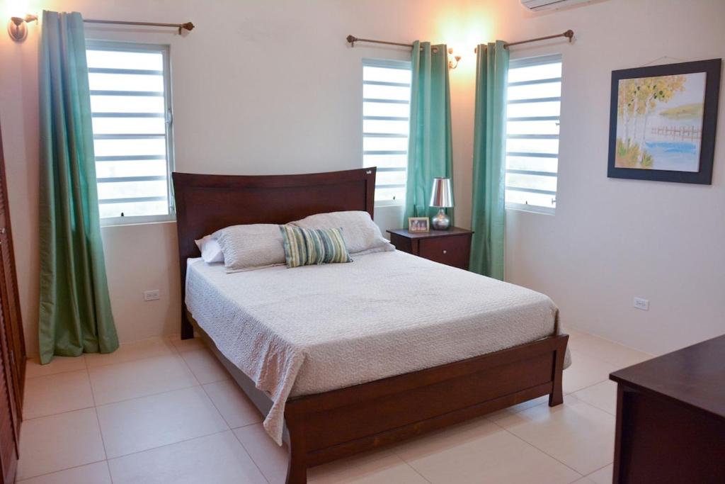 Postel nebo postele na pokoji v ubytování White Sands Anguilla Sand Unit