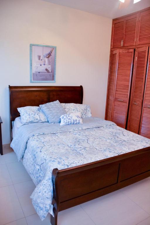 Postel nebo postele na pokoji v ubytování White Sands Anguilla Sand Unit