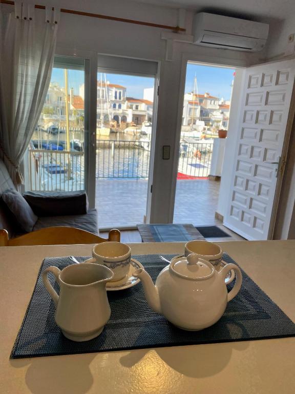 Apt Rhodes B dans la marina d'Empuriabrava, terrasse avec vue sur port Rhodes et les pyrénées