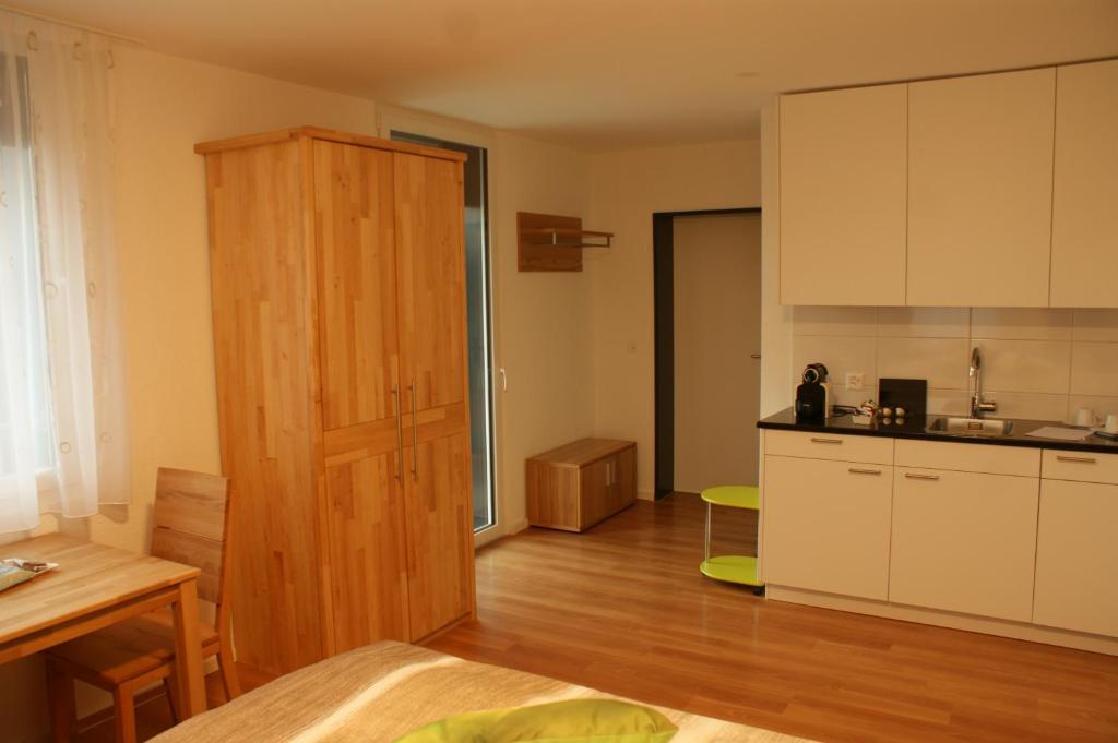 Kuchyň nebo kuchyňský kout v ubytování Hotel Enjoy