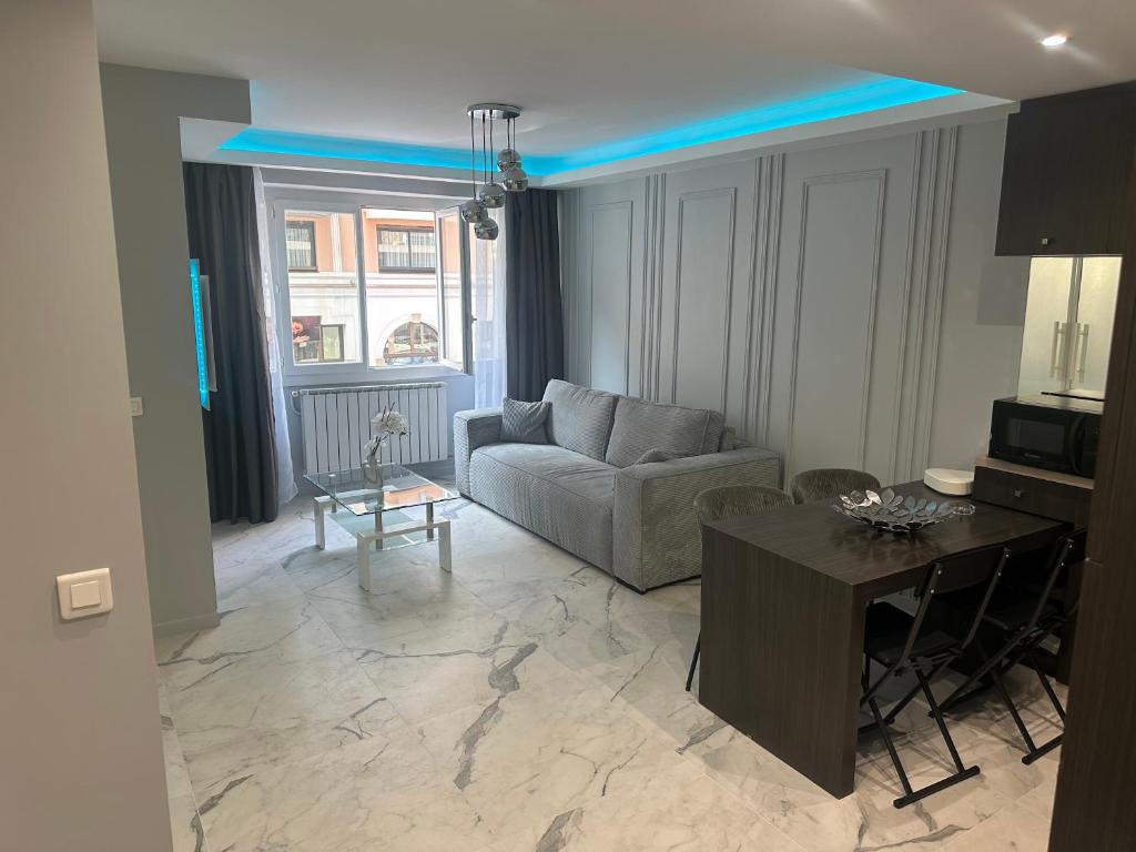 un salon avec un canapé et une table dans l'établissement Apartment best position croisette martinez ! 150m from the beach completely renovated !, à Cannes