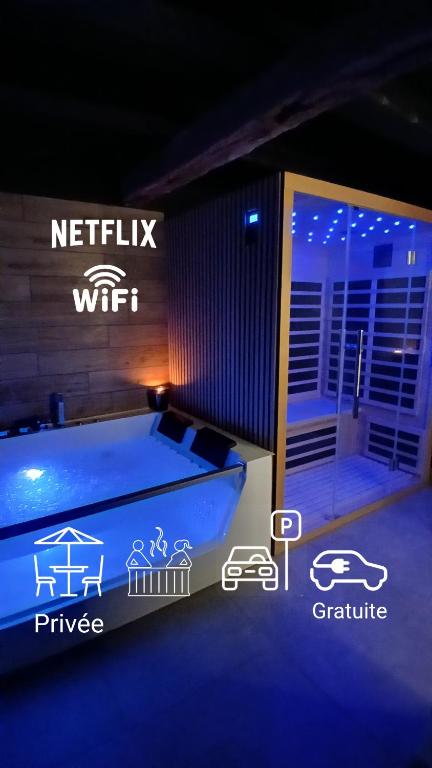 un panneau qui dit netflix wifi et concessionnaire automobile dans l'établissement Love room Saphir, à Oberbetschdorf