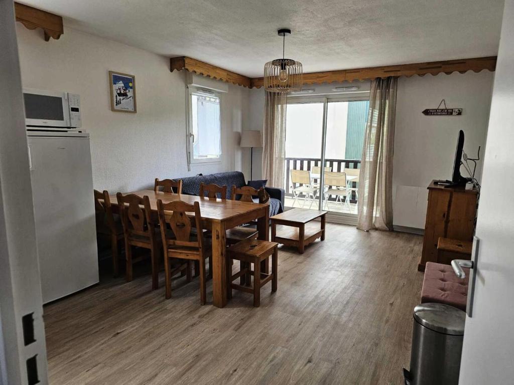 une cuisine et une salle à manger avec une table et des chaises dans l'établissement Résidence Hauts De Peyragudes Mp - T3/8pers -HAUT DE PEYRAGUDES C15- Peyresourde MAE-2311, à Germ