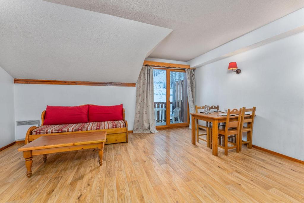 un salon avec un canapé et une table dans l'établissement Résidence Les Hauts De Preclaux - Charmant studio avec vue sur les pistes MAE-2361, aux Orres