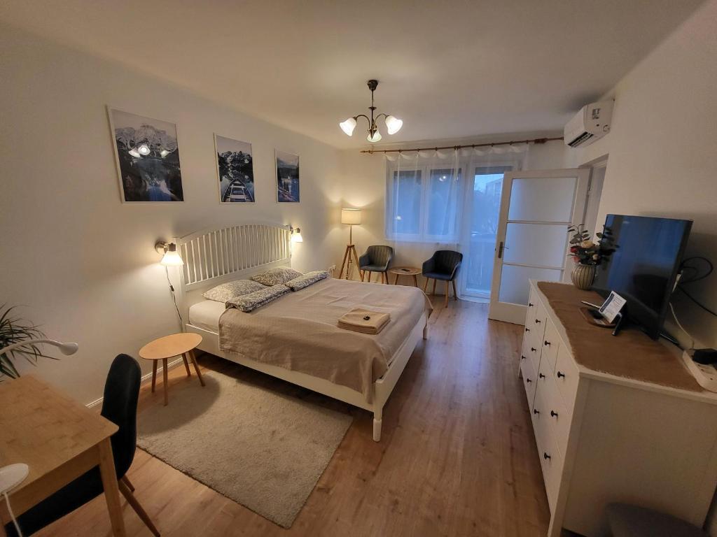 A bed or beds in a room at Kislakás Esztergomban