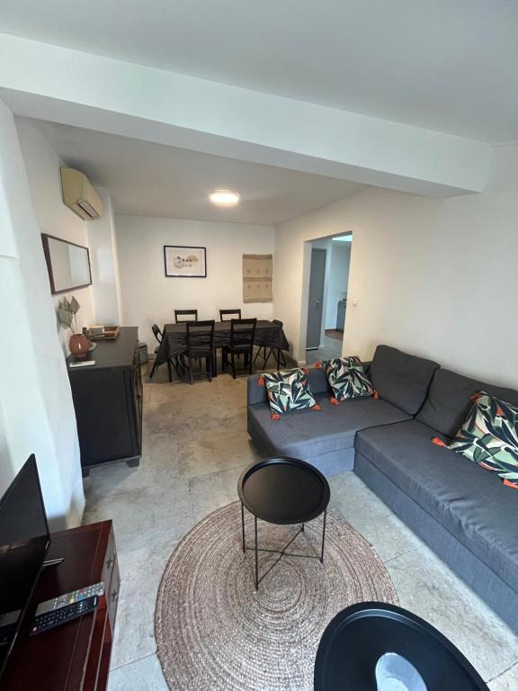 un salon avec un canapé et une table dans l'établissement Appartement T3, au Coeur de Montpellier, WIFI et Climatisation, à Montpellier