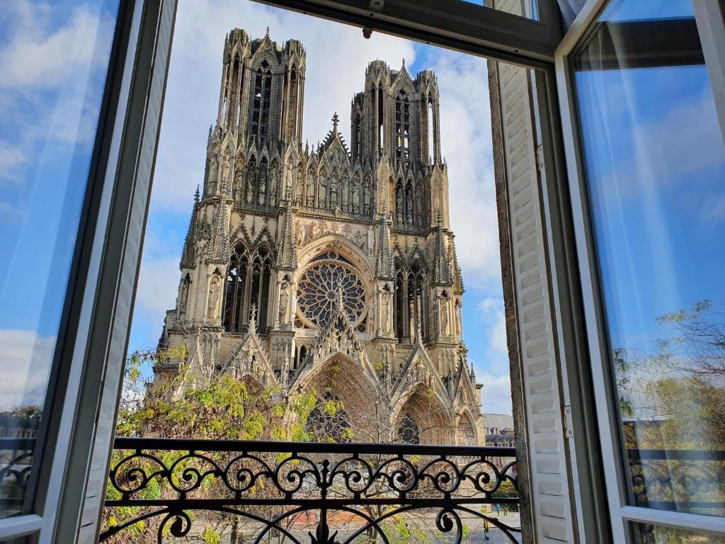- une vue sur la cathédrale depuis la fenêtre dans l'établissement VUE EXCEPTIONNELLE sur la CATHÉDRALE, haut standing et garage privé, à Reims