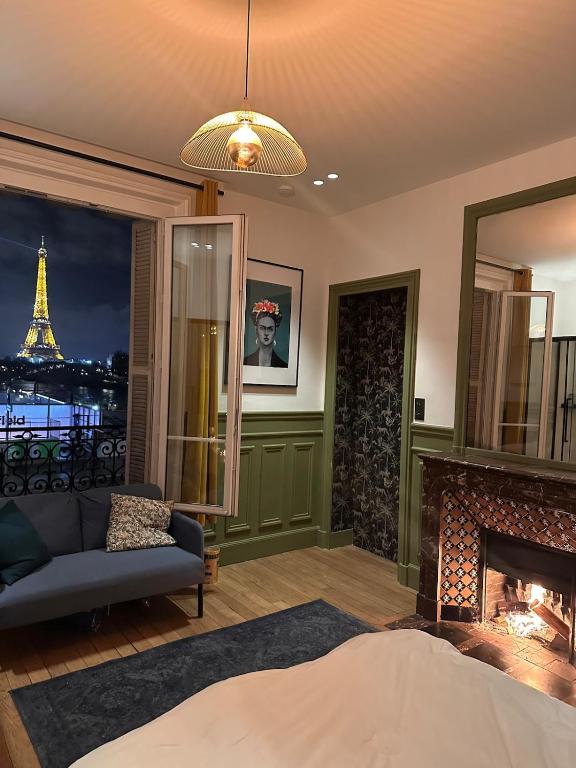 un salon avec une cheminée et un miroir dans l'établissement Joli appartement avec cheminée, à Paris