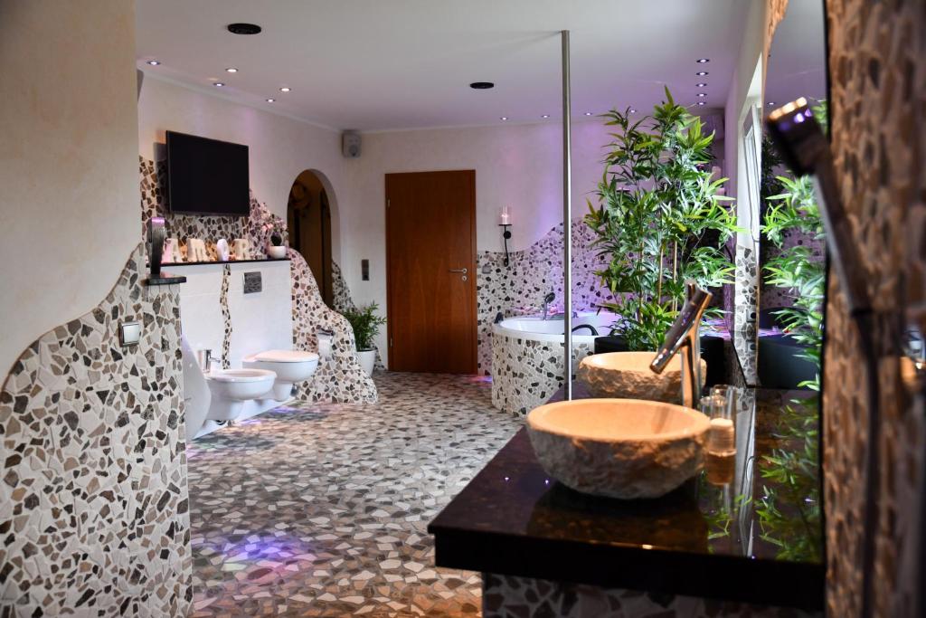 a bathroom with two sinks and two toilets at HTS Haus Respirada Wellnessarea, Whirlpool, GYM, Sauna in Meckenheim