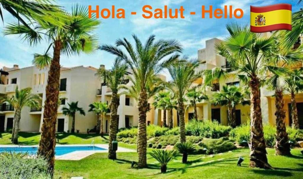 un complexe avec des palmiers et une piscine dans l'établissement La Cabaña Roda Golf Sol, à Roda