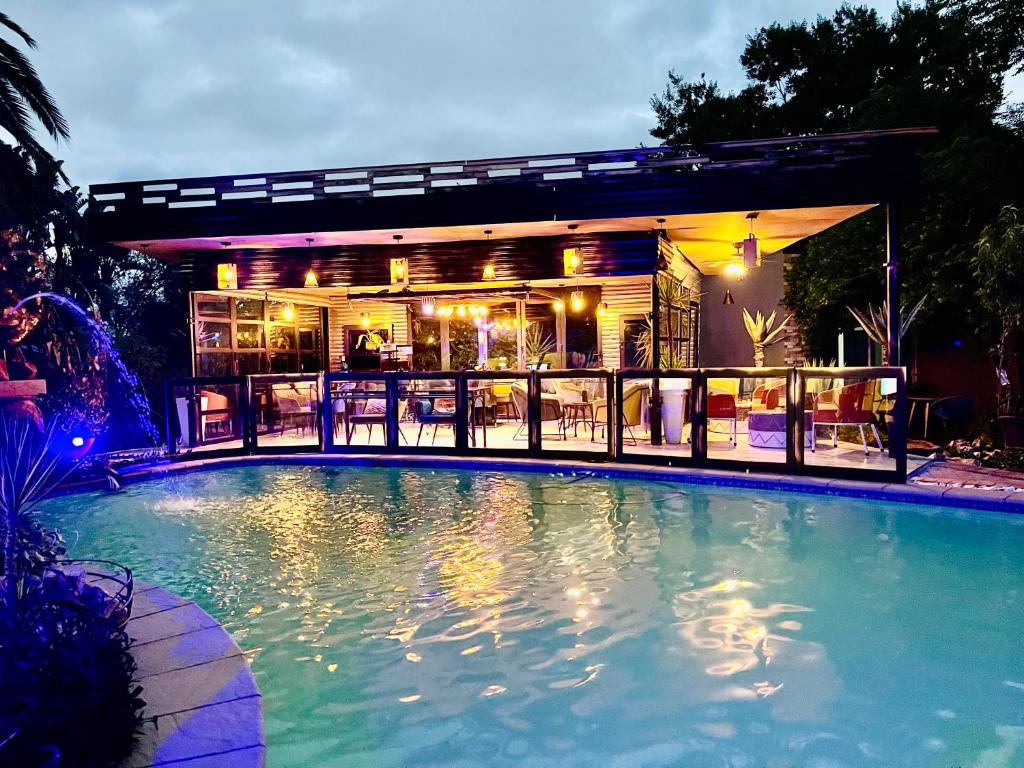 Bazén v ubytování 24 On Basil Boutique Luxury Hotel nebo v jeho okolí
