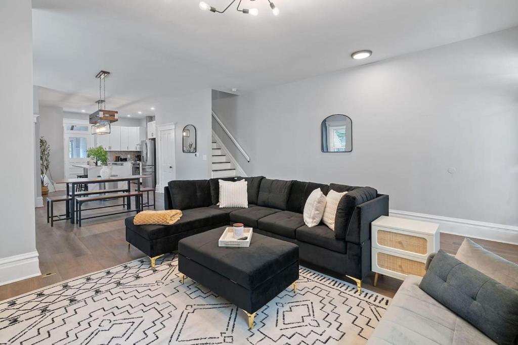 Et opholdsområde på Minutes to Arena District - Foosball & Game Area