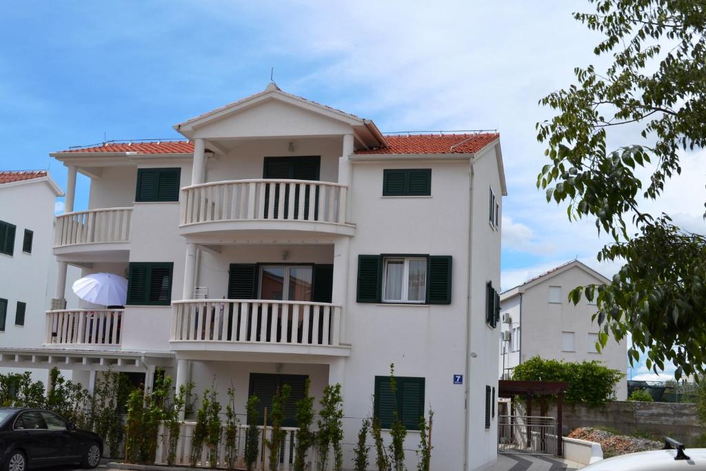 een wit huis met een balkon bij Apartment Dario in Vodice