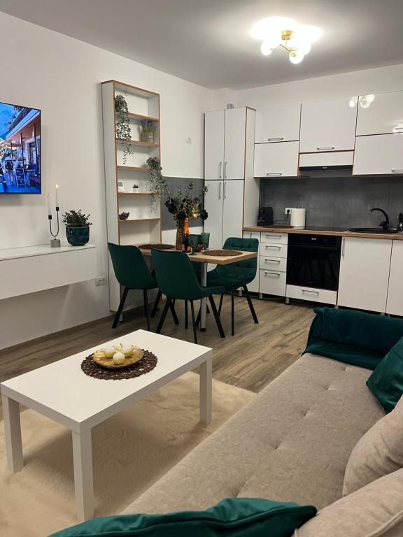 una sala de estar con un sofá y una mesa en Emerald Residence, en Brasov