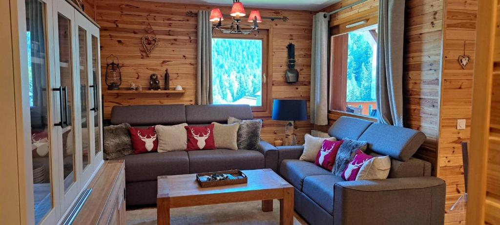 un salon avec un canapé et une table dans l'établissement Location appartement cosy, à La Plagne Tarentaise