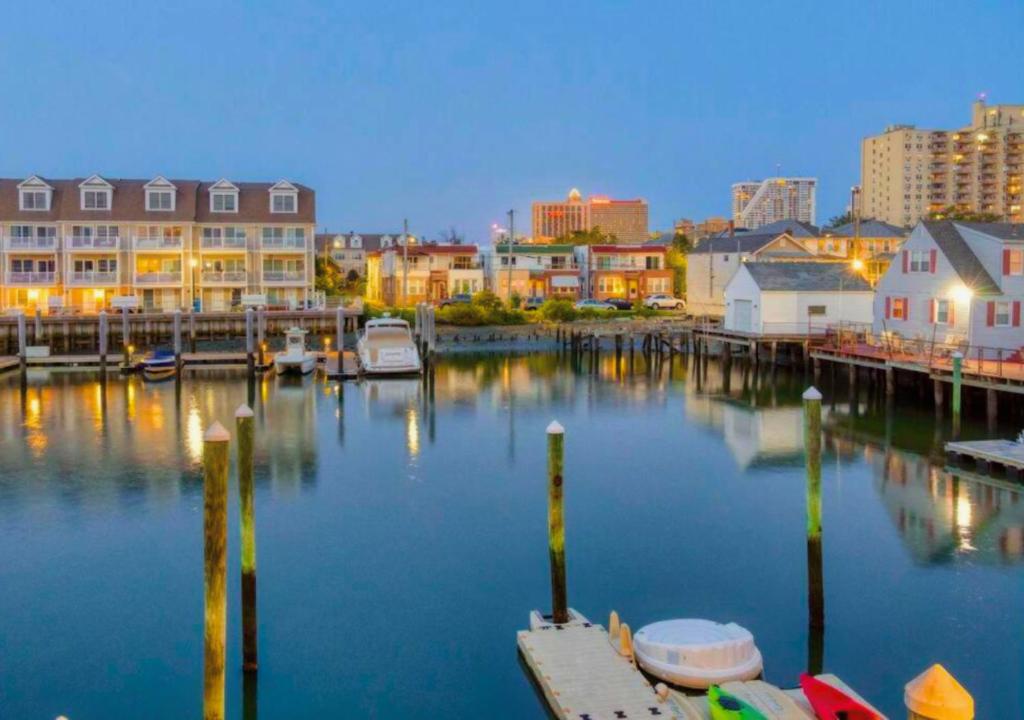 アトランティックシティにあるPERFECT 5 STAR - Chelsea Harbor Houseの水上の船と建物のマリーナ