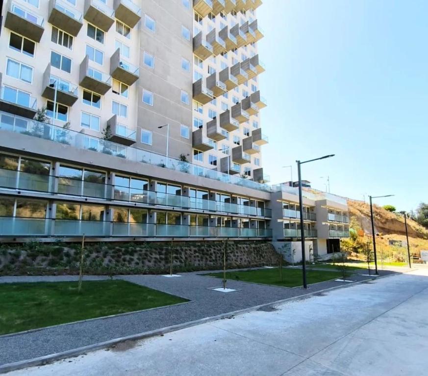 ビーニャデルマールにある402 Depto con azotea panorámica!の建物の前の空いている通り